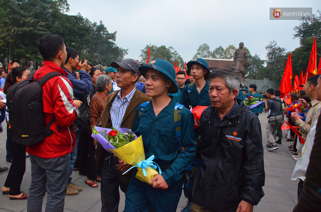 Những giọt nước mắt bịn rịn của người thân ngày tiễn tân binh lên đường nhập ngũ Những giọt nước mắt bịn rịn của người thân ngày tiễn tân binh lên đường nhập ngũ